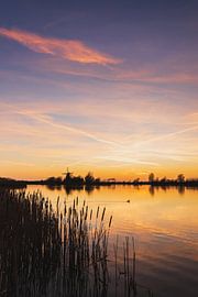 Coucher de soleil apaisant avec un moulin au bord du Schagerwiel
