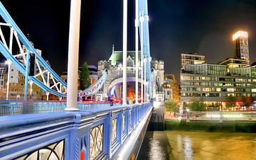 Tower Bridge in Londen bij nacht van MPfoto71