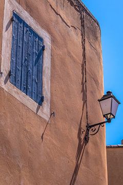 Huis met blauw raam in Roussillon, Provence, Frankrijk van Christian Müringer