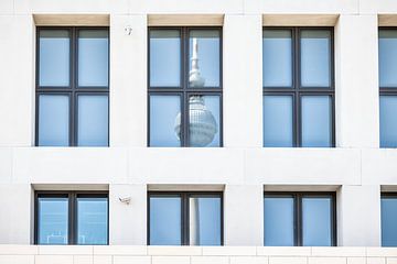 weerspiegeling van de tv toren in ramen in Berlijn van Eric van Nieuwland