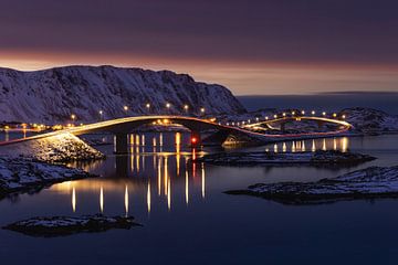 Die Fredvang-Brücken in Norwegen auf den Lofoten zur blauen Stunde
