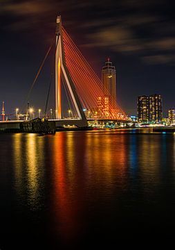 Nachtelijke reflecties van de Erasmusbrug in het water van Arthur Scheltes