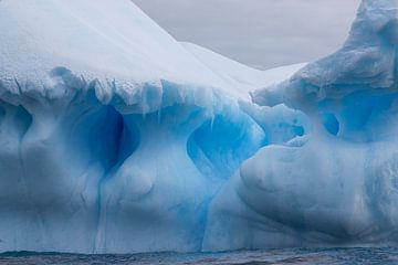 Detail van een ijsberg op Antarcxtica van Hillebrand Breuker