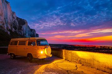 Hippie van Volkswagen T2 während eines starken Sonnenuntergangs in der Normandie, Frankreich in der 