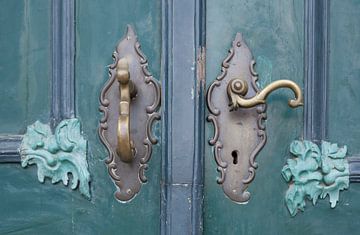 Sierlijke oude deurkrukken, Oude Stad, Lübeck, Sleeswijk-Holstein, Duitsland, Europa