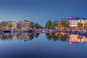Reflecties in de Amstel te Amsterdam van Thea.Photo