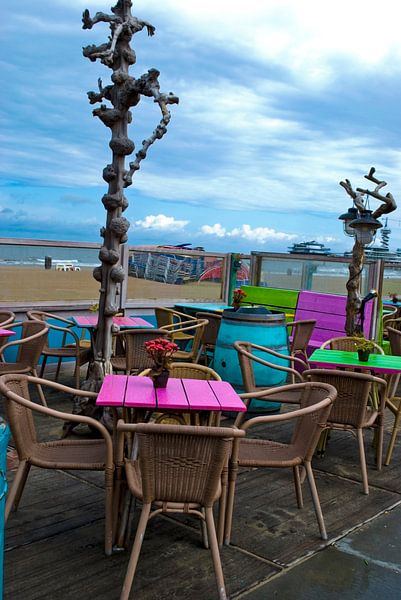 Foto van een strandpaviljoen in Scheveningen. van Therese Brals
