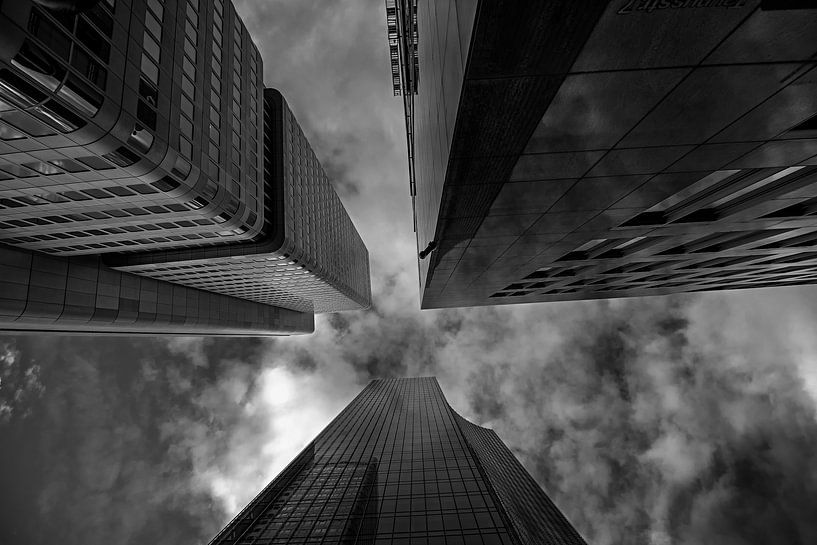 Hoch hinaus. Wolkenkratzer Trio in schwarz weiß von Thomas Riess