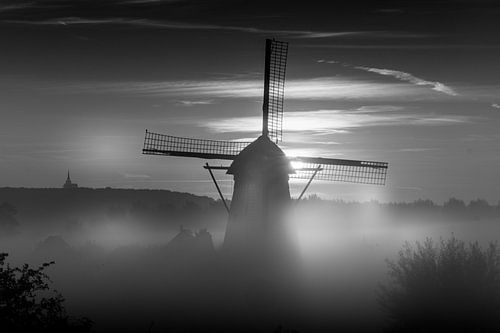 Een mistige ochtend bij De Marsch(molen) in Lienden, Betuwe