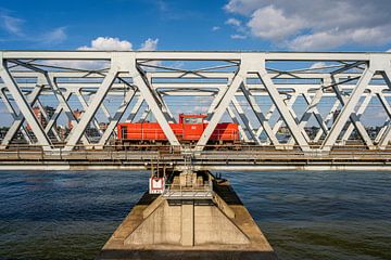 diesellocomotief op de Spoorbrug Dordrecht van Eugene Winthagen