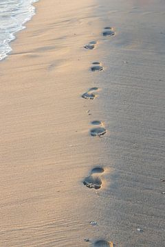 Fußabdrücke im Sand von Jefra Creations