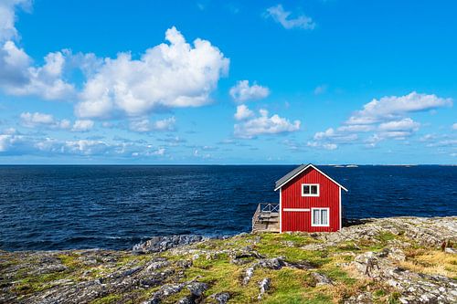 Rode houten hut op het eiland Åstol in Zweden