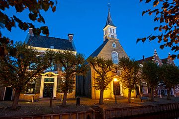 Historische Kirche in Sloten Friesland Niederlande bei Nacht von Eye on You