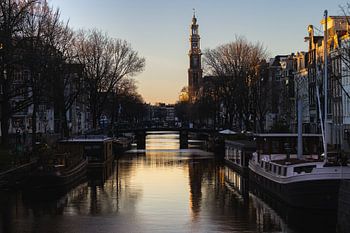 Westertoren over Prinsengracht tijdens zonsondergang