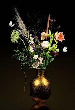 Stilleven roze bloemen in gouden vaas van Marjolein van Middelkoop