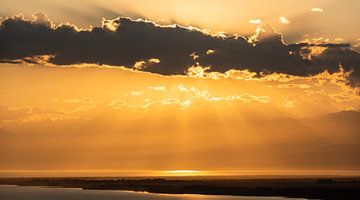 Het meer Issyk Kul met zonsondergang van Daan Kloeg