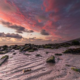 Avondrood boven de drooggevallen Waddenzee op Wieringen van Bram Lubbers