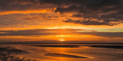 Zonsondergang op het strand van Schiermonnikoog aan het eind van de dag