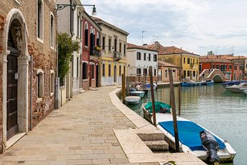 Straatbeeld van Murano Venetië van Sander Groenendijk