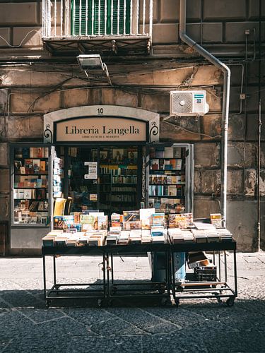 Italiaanse boekenwinkel in het historische centrum van Napels