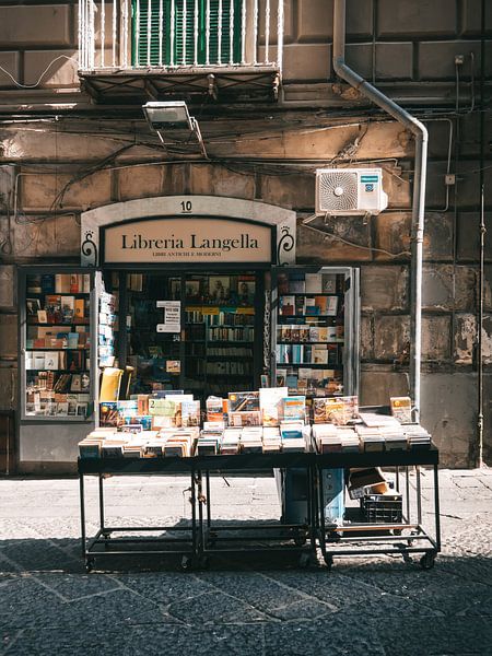 Italienische Buchhandlung im historischen Zentrum von Neapel von Michiel Dros