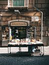 Italienische Buchhandlung im historischen Zentrum von Neapel von Michiel Dros Miniaturansicht