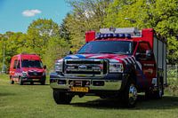 Ford brandweerwagen met op de achtergrond brandweer De Valk