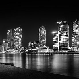 Skyline of Rotterdam in black and white on a windless evening sur Raymond Voskamp