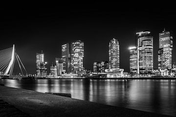 Skyline of Rotterdam in black and white on a windless evening van Raymond Voskamp