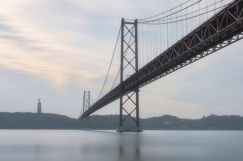 Ponte 25 de Abril Lisbonne - Longue exposition tranquille du pont emblématique au-dessus du Tage par Rolf Schnepp