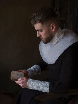 Un monsieur lit sur Affect Fotografie