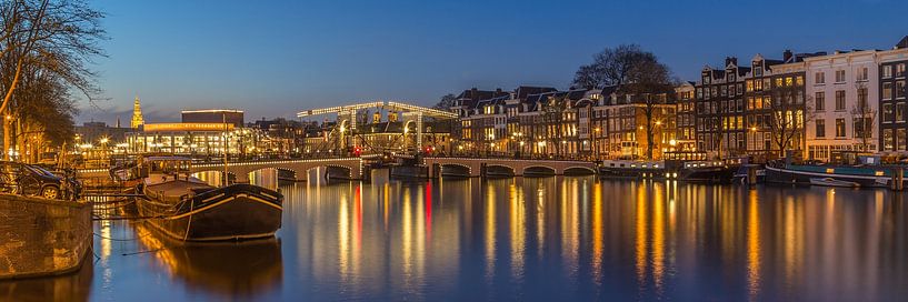 Skinny Bridge und der Fluss Amstel in Amsterdam am Abend - 1 von Tux Photography