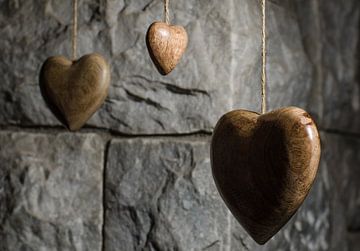 Wooden hearts and old stone wall sur Sasha Samardzija