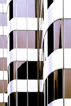 Minimalistische architectuur met strakke lijnen en reflectie