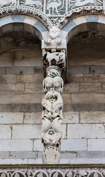 Säulenvorbau der Kirche San Michele in Foro im Zentrum von Lucca, Toskana, Italien von Joost Adriaanse