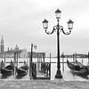 Kanal in Venedig in Schwarz-Weiß - Reisefotografie in Italien von Carolina Reina Photography