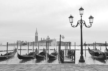 Venetiaans kanaal in zwart-wit - Reisfotografie in Italië van Carolina Reina Photography