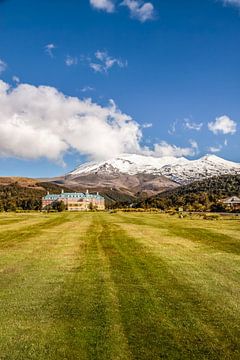 Hotel Chateau Tongariro in Tongariro National Park, Nieuw-Zeeland van Christian Müringer
