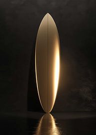 Ein elegantes goldenes Surfbrett vor einem dunklen, strukturierten Hintergrund von Morgan