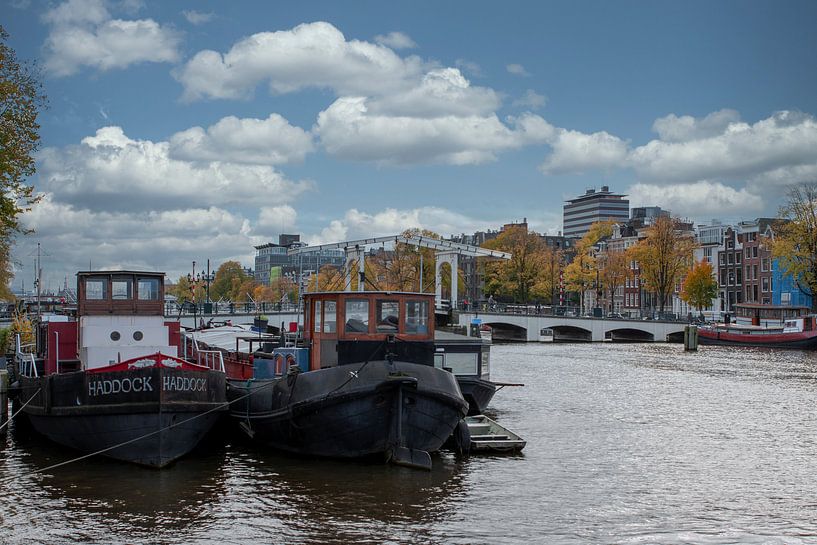 Blick auf die Magere Brücke in Amsterdam von Peter Bartelings