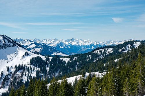 Winteruitzicht op het Kleinwalsertal, Widderstein en de Allgäuer Alpen
