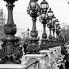 Parijse straatlantaarns Pont Alexandre III Zwart-Wit van Sandra van Kampen