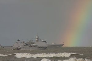 Marineschip met regenboog
