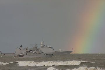 Marine-Schiff mit Regenbogen