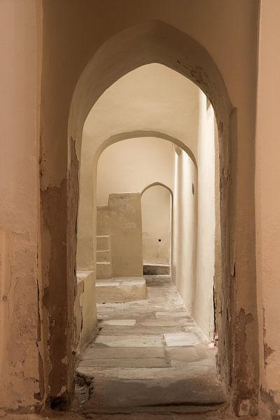 Vue à travers un couloir vide dans les bains publics par Yke de Vos