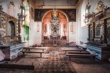 Verlaten Barokke Kapel in Portugal. van Roman Robroek - Foto's van Verlaten Gebouwen