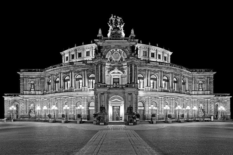 Semperoper Dresden bei Nacht von Frank Herrmann