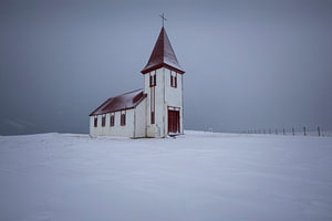 Isländische Kirche im Schnee