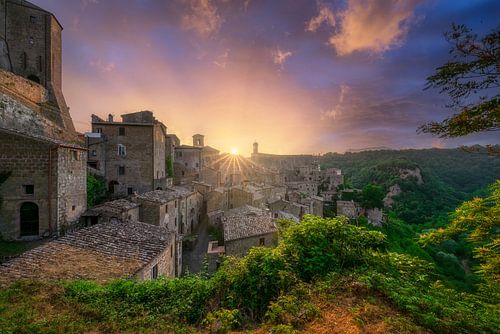 Zonsondergang boven het middeleeuwse dorp Sorano, Toscane, Italië