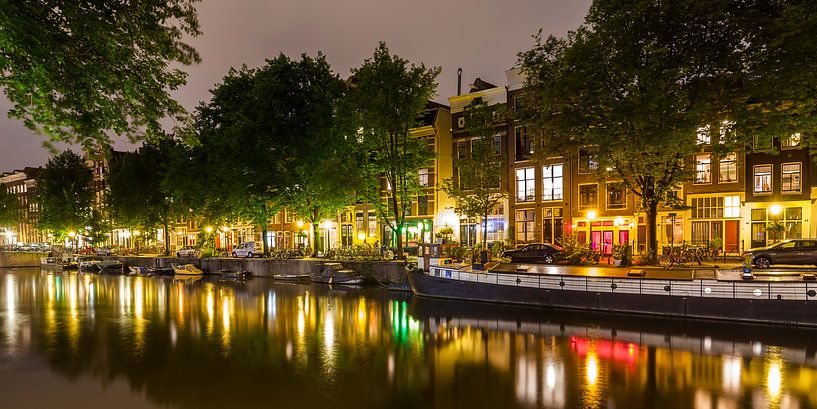 Canal dans la vieille ville d'Amsterdam la nuit par Werner Dieterich